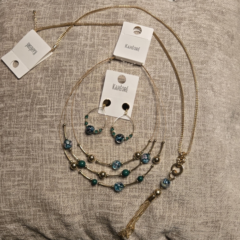 Gold tone and green/teal‎ beaded necklace and earring set